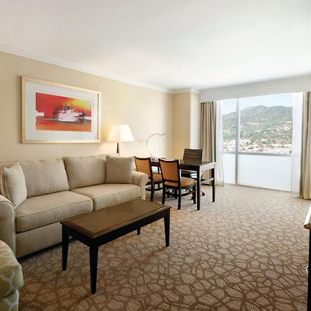 Embassy Suites Los Angeles Глендейл Экстерьер фото
