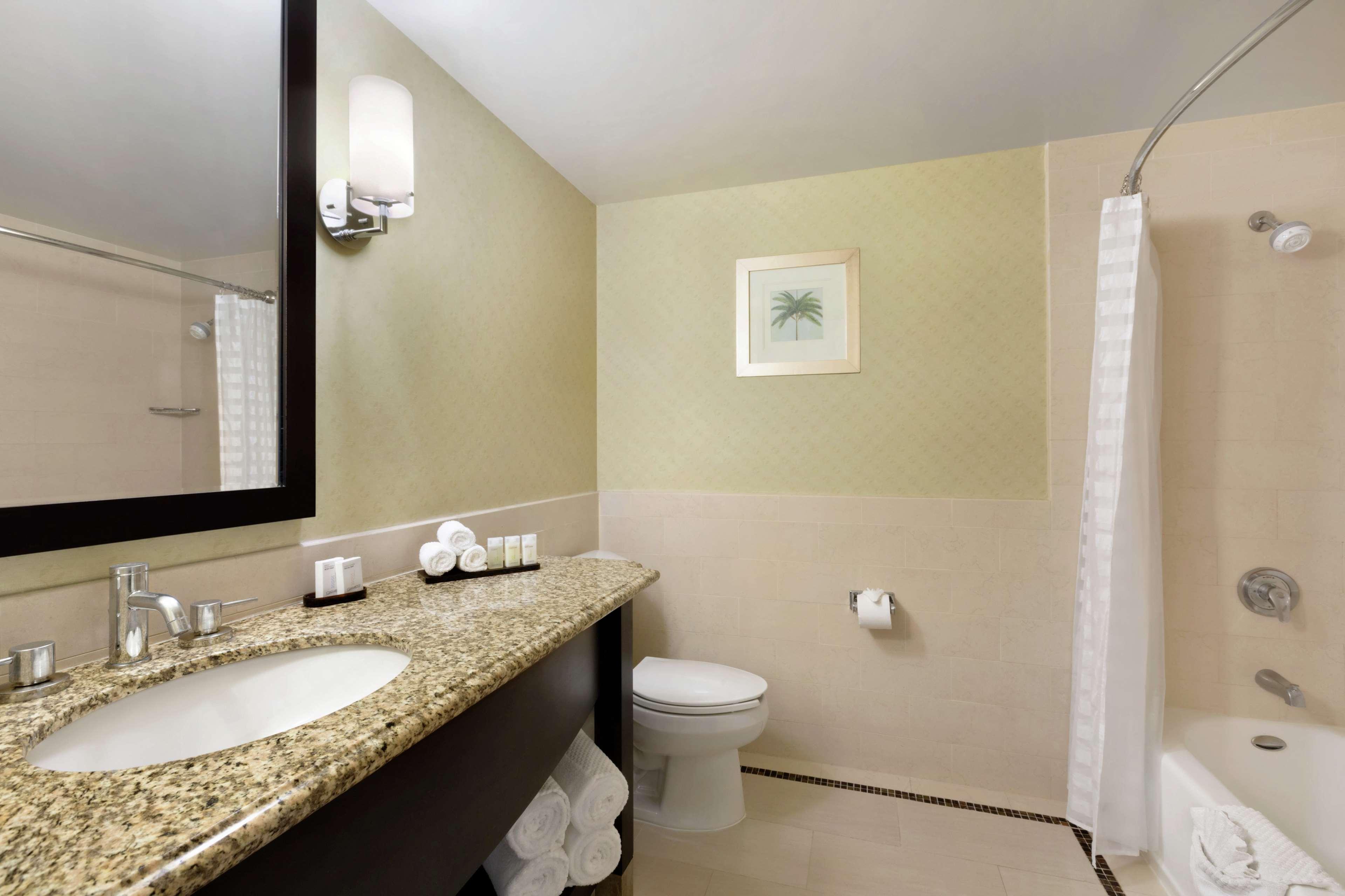 Embassy Suites Los Angeles Глендейл Экстерьер фото