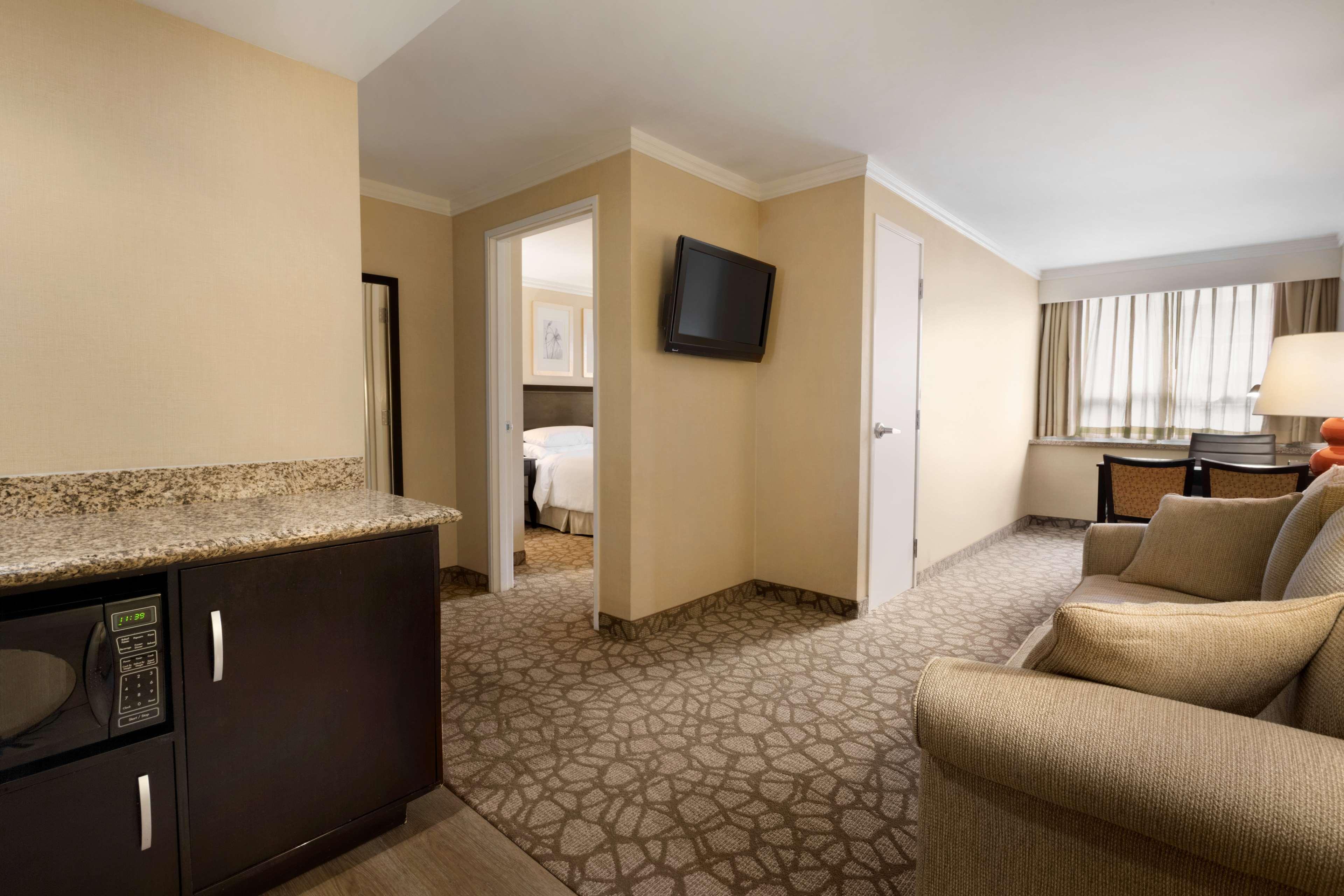 Embassy Suites Los Angeles Глендейл Экстерьер фото