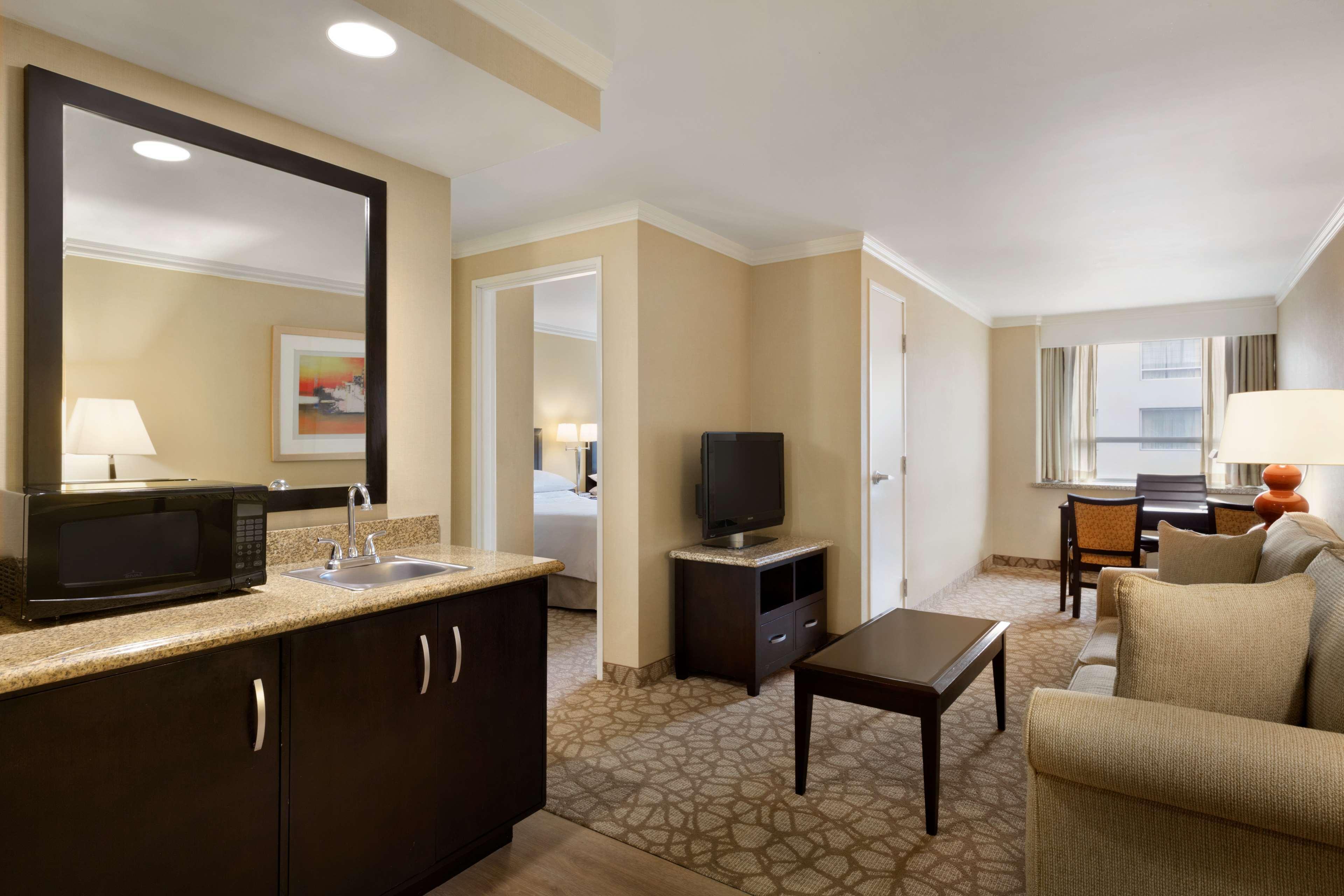 Embassy Suites Los Angeles Глендейл Экстерьер фото