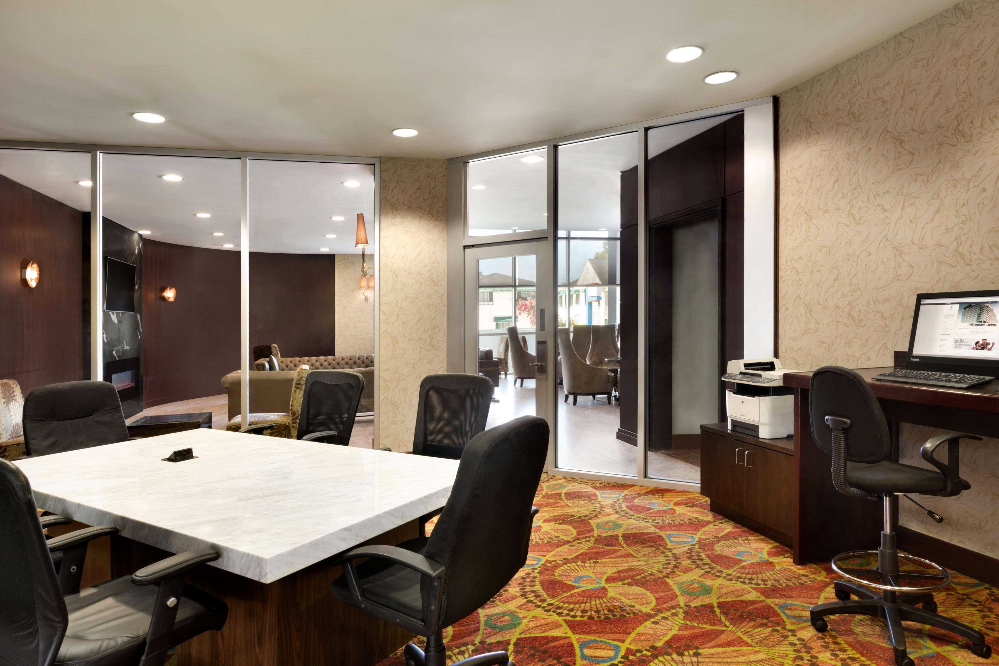 Embassy Suites Los Angeles Глендейл Экстерьер фото