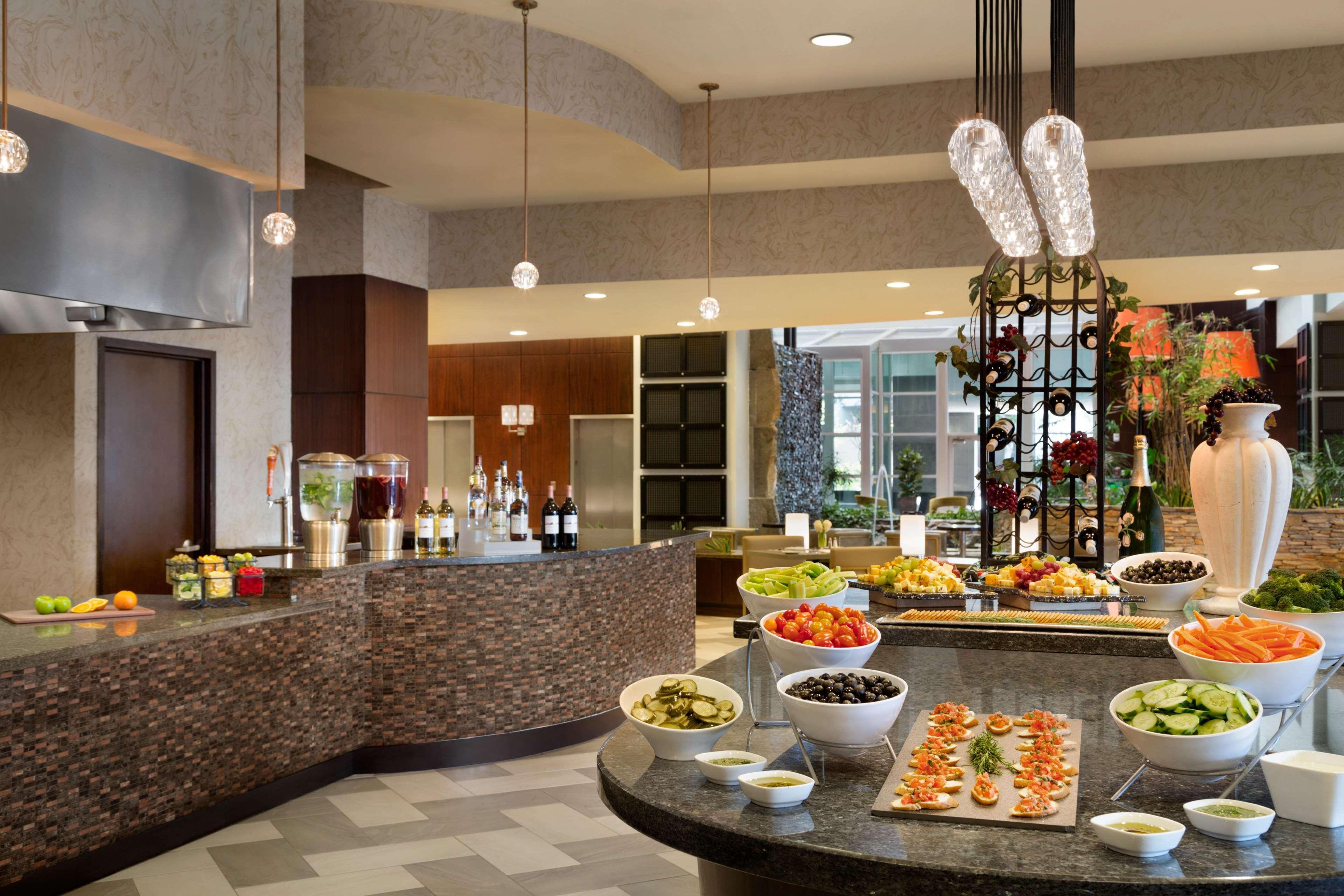 Embassy Suites Los Angeles Глендейл Экстерьер фото