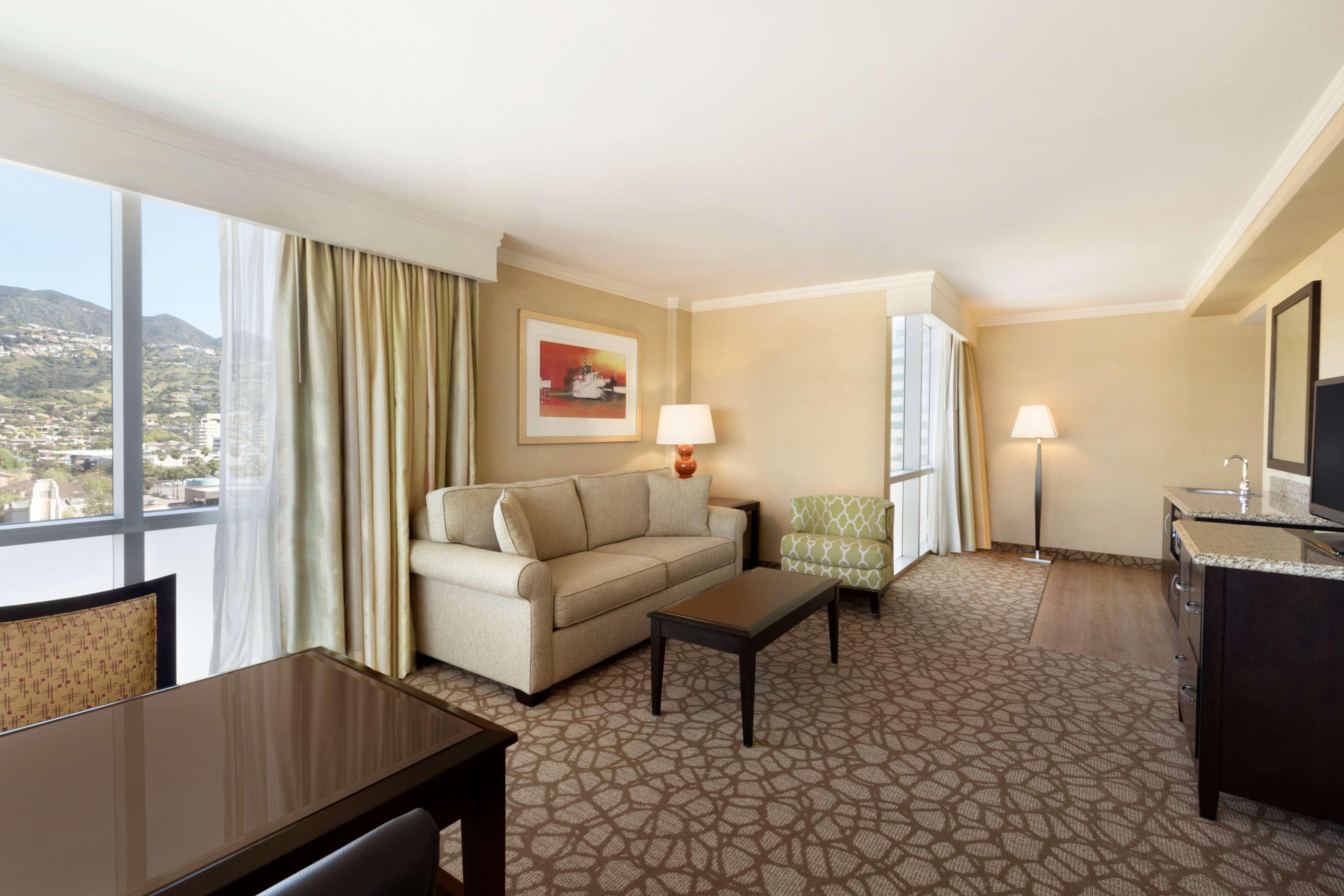 Embassy Suites Los Angeles Глендейл Экстерьер фото