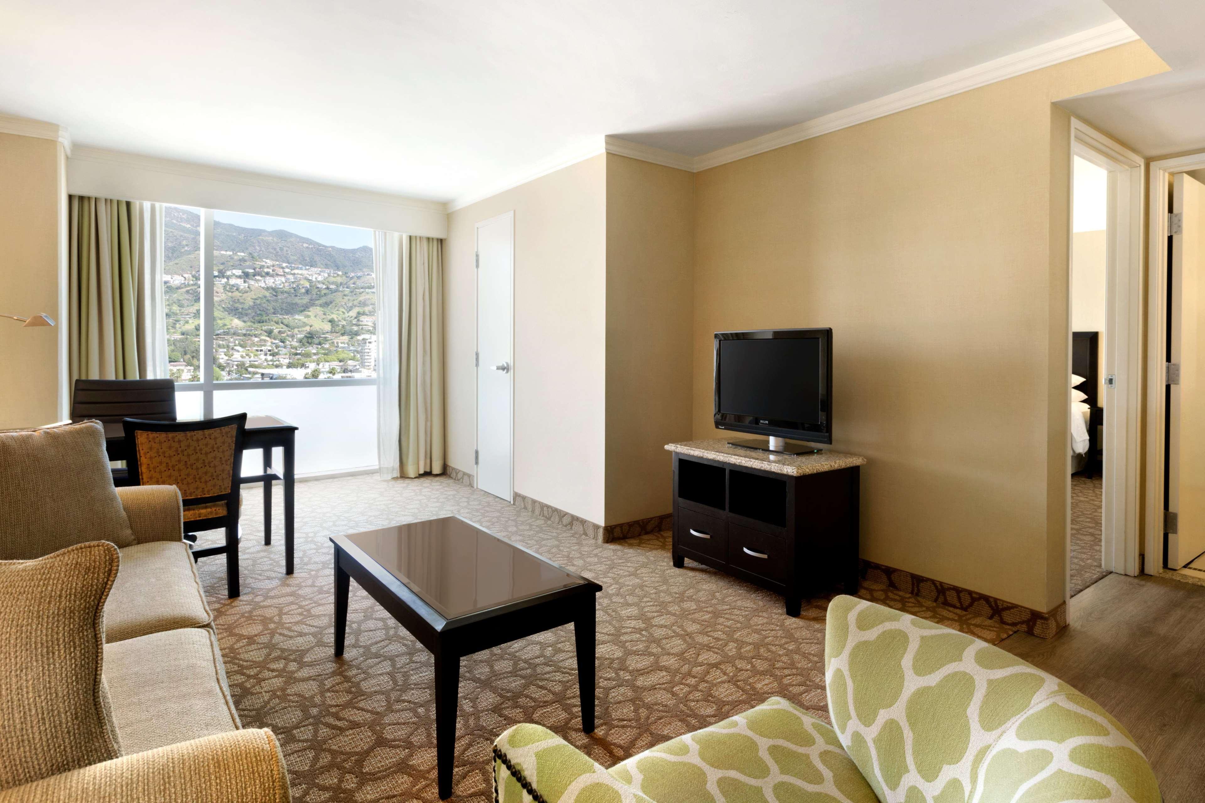 Embassy Suites Los Angeles Глендейл Экстерьер фото