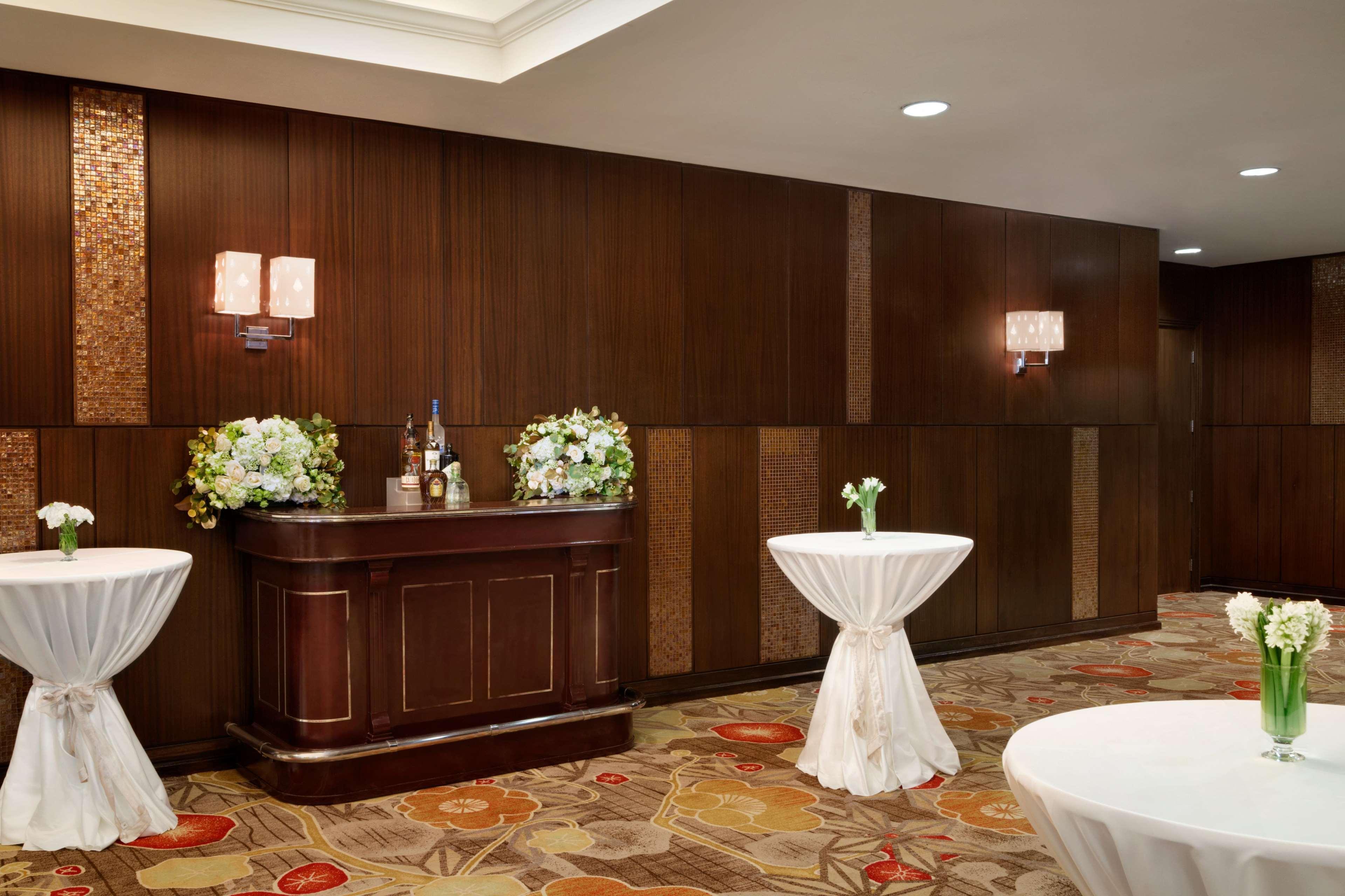 Embassy Suites Los Angeles Глендейл Экстерьер фото