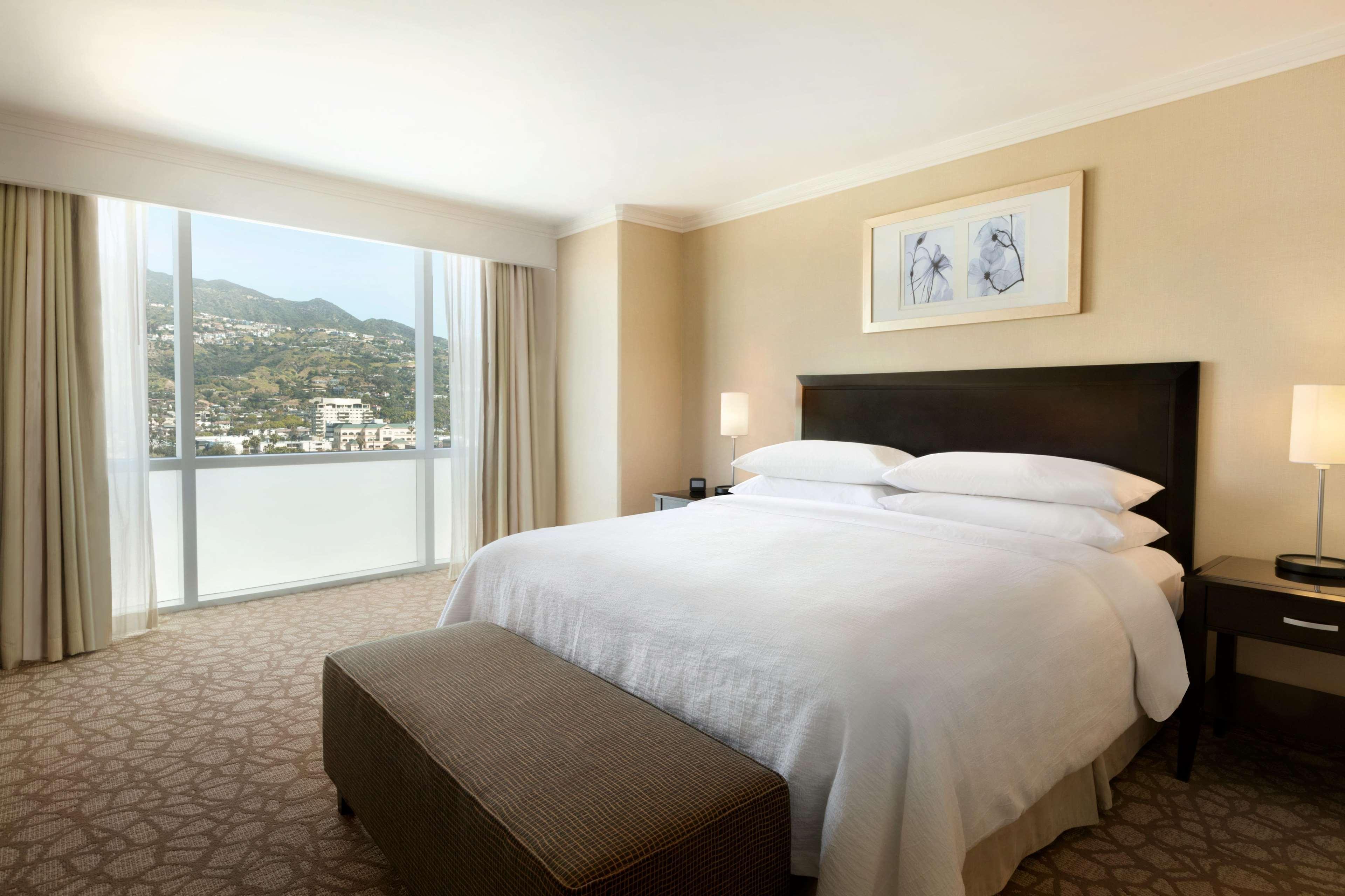 Embassy Suites Los Angeles Глендейл Экстерьер фото