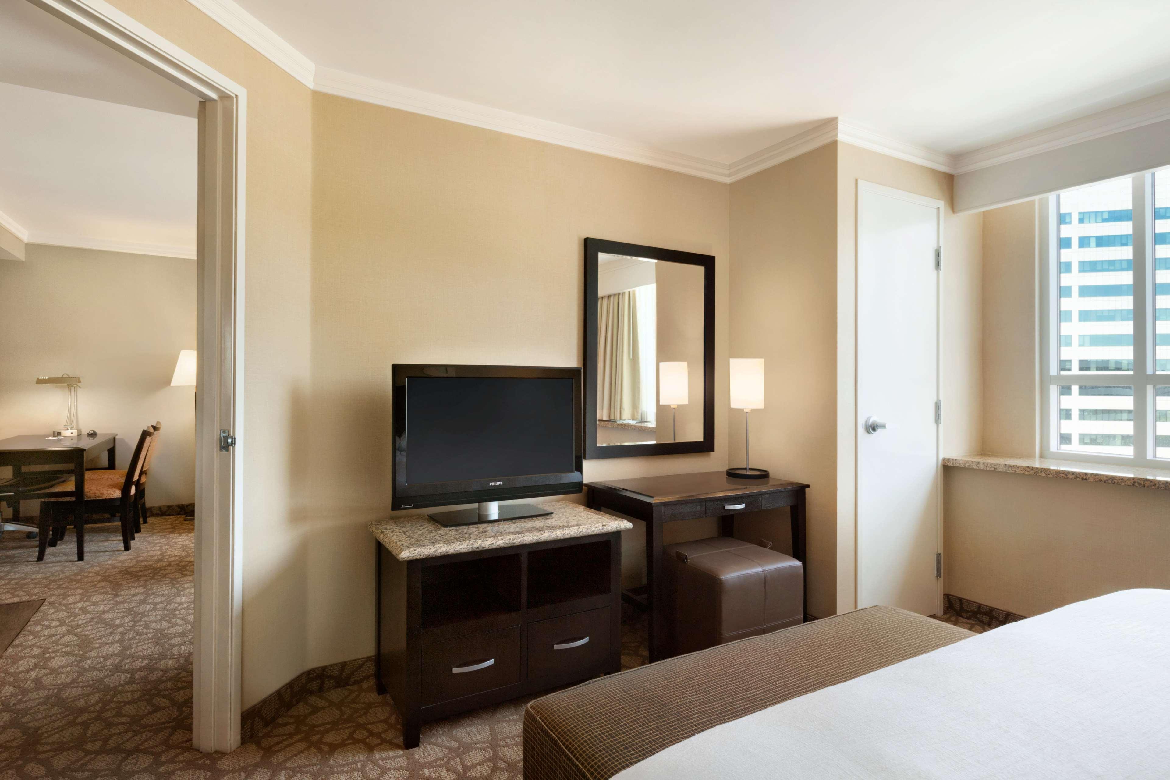 Embassy Suites Los Angeles Глендейл Экстерьер фото