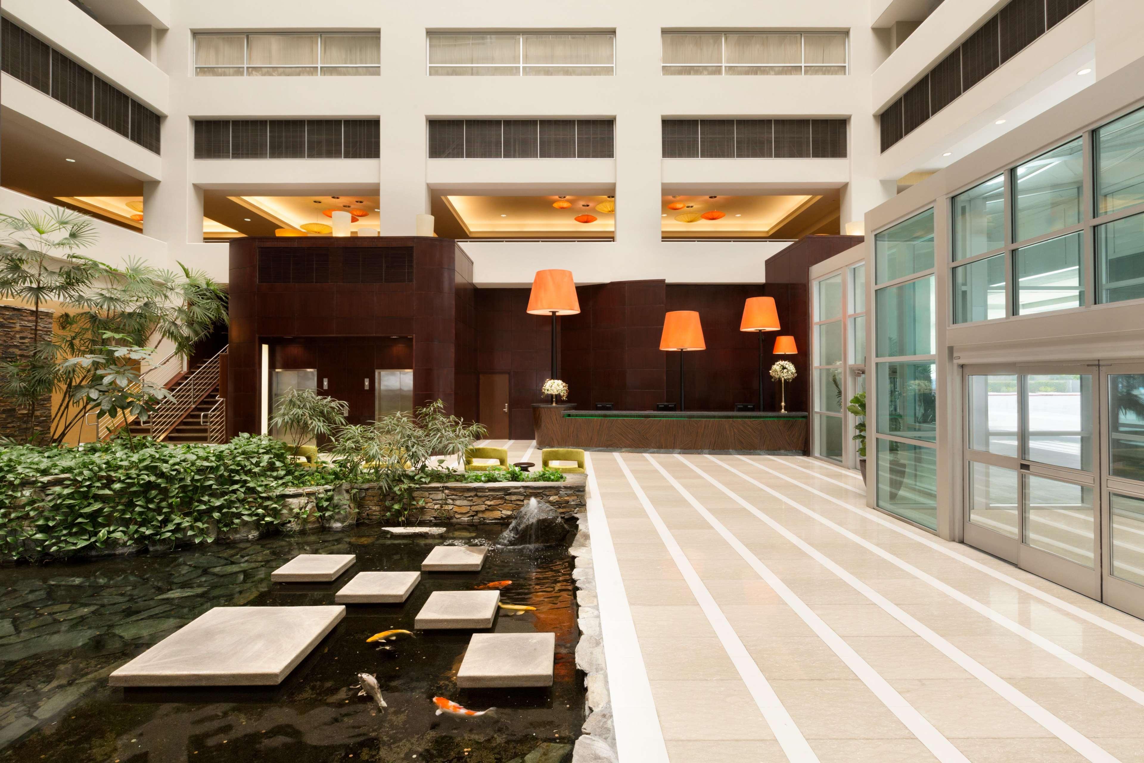 Embassy Suites Los Angeles Глендейл Экстерьер фото
