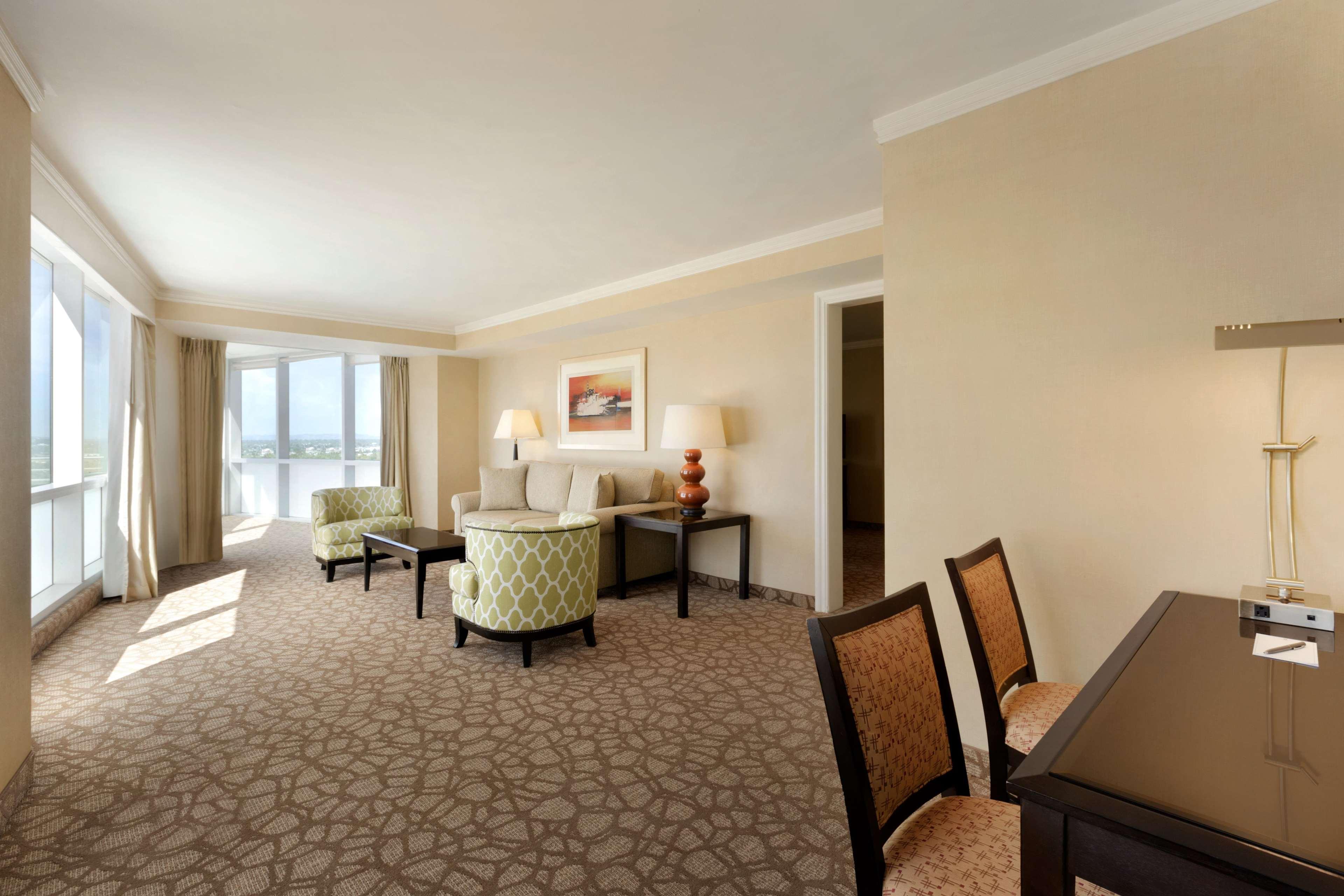 Embassy Suites Los Angeles Глендейл Экстерьер фото