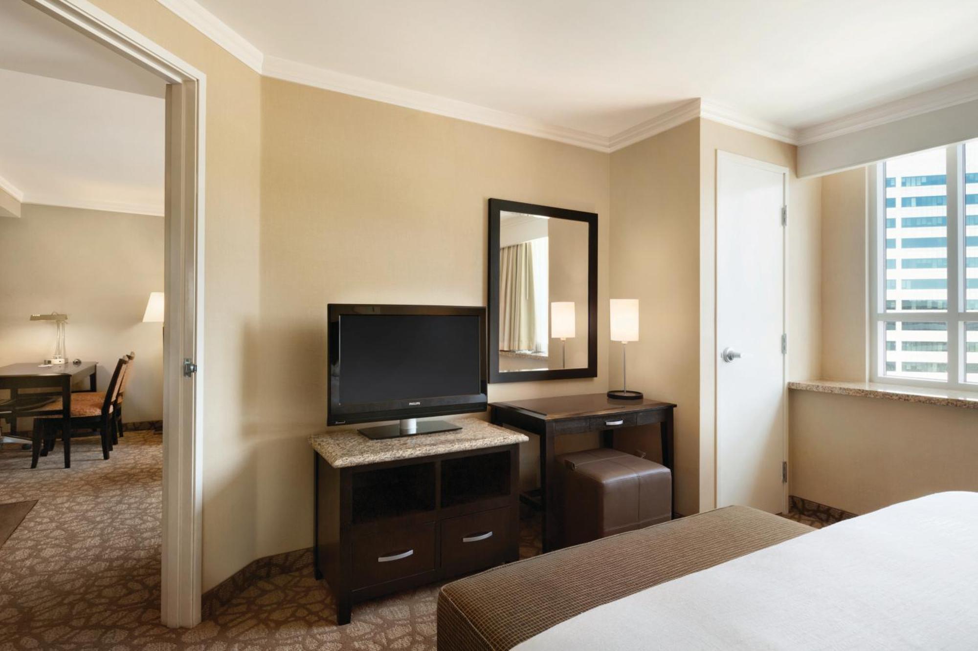 Embassy Suites Los Angeles Глендейл Экстерьер фото