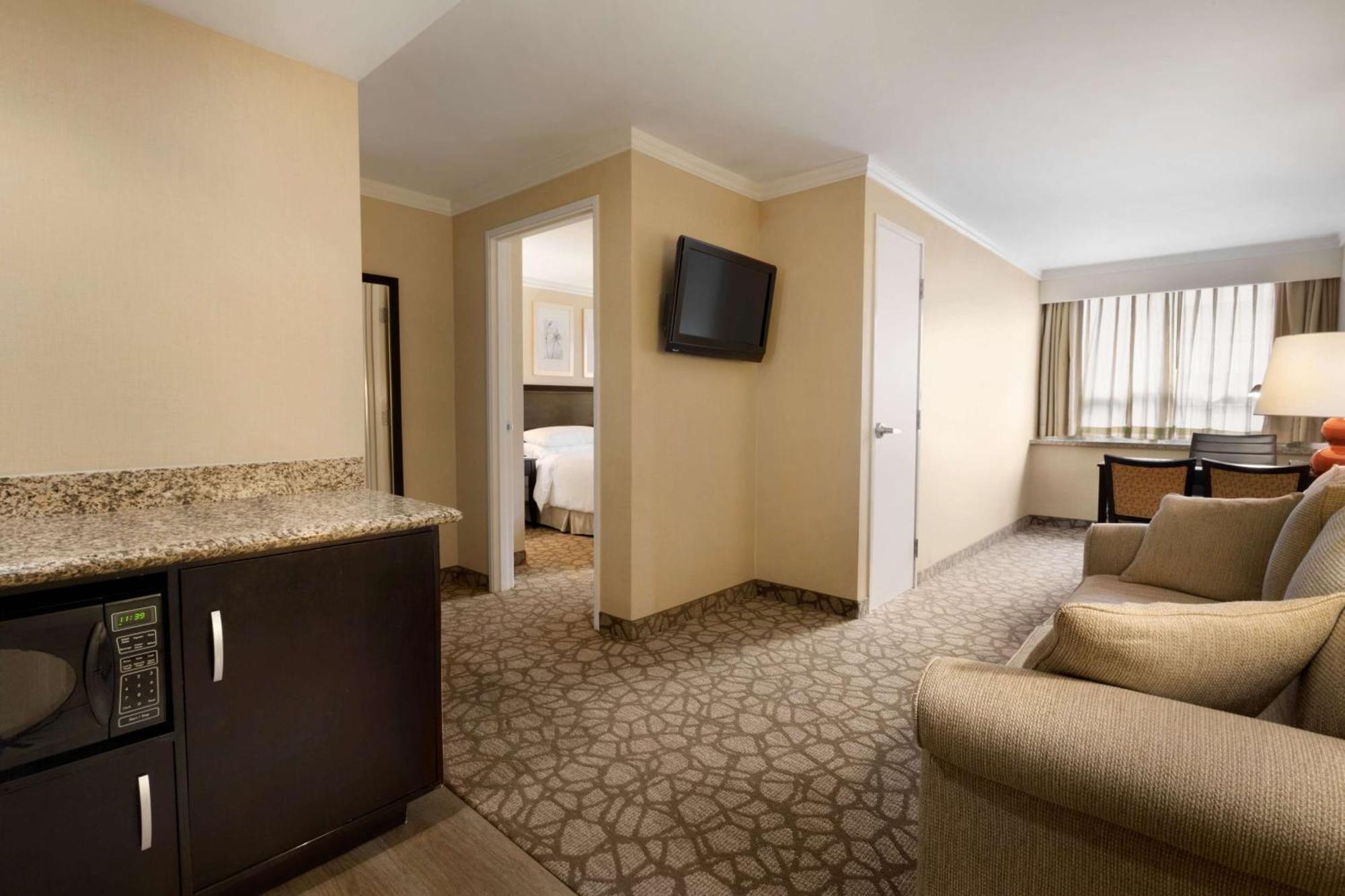 Embassy Suites Los Angeles Глендейл Экстерьер фото