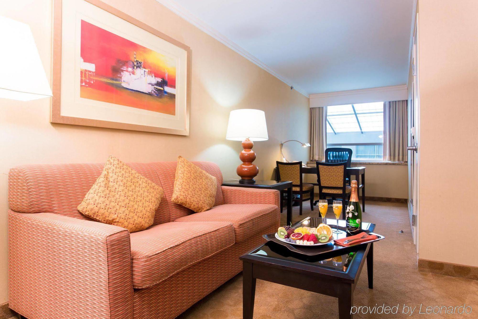 Embassy Suites Los Angeles Глендейл Экстерьер фото