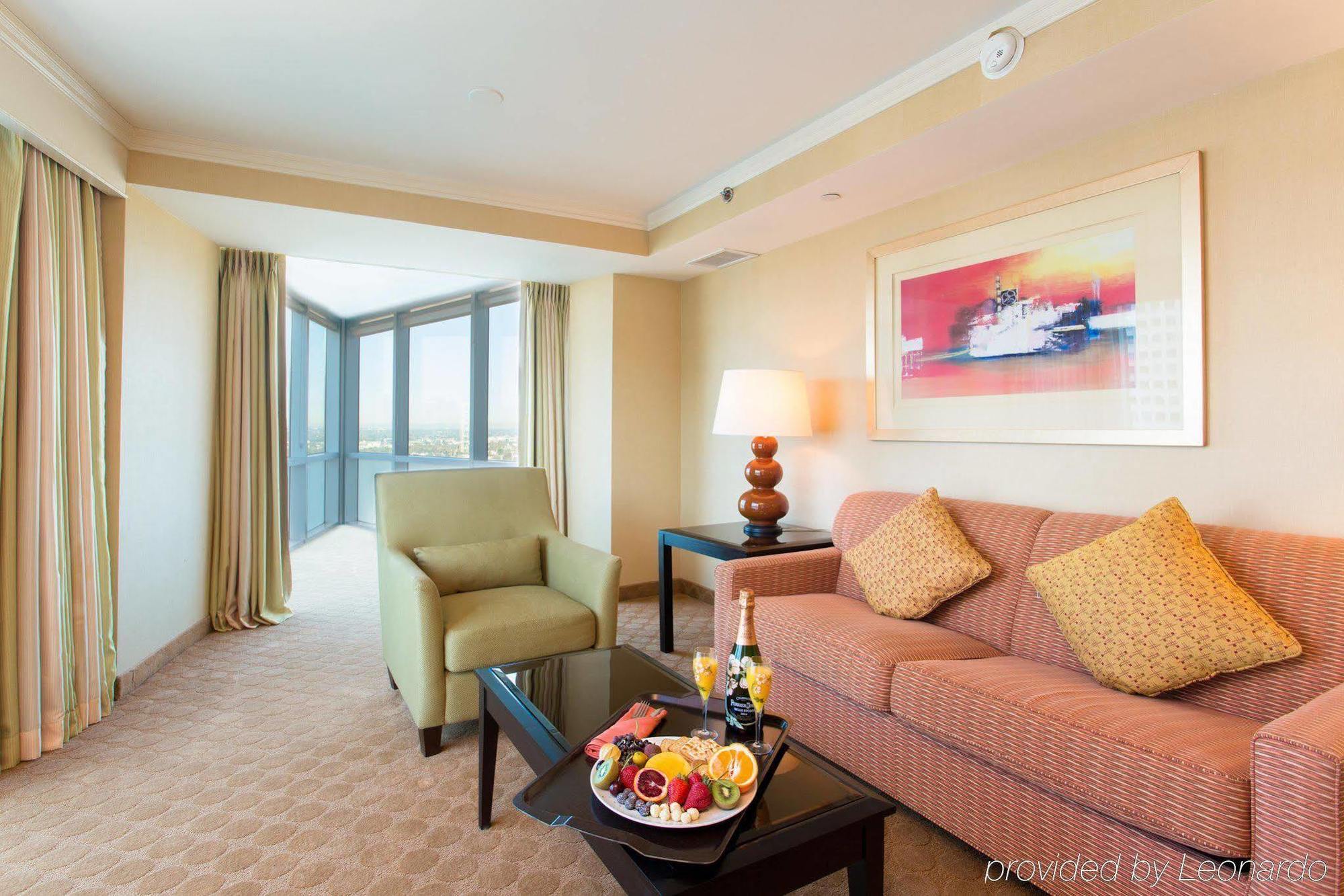 Embassy Suites Los Angeles Глендейл Экстерьер фото